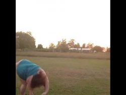 Frau zeigt Polizisten ihren Arsch frau zeigt polizisten ihren arsc