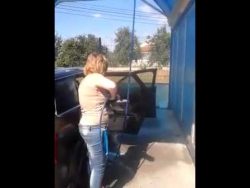 Frauen beim Autowaschen frauen beim autowaschen