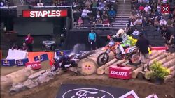 frauen beim motocross rennen