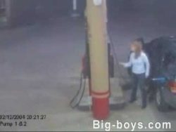 frauen beim tanken und gleichzei