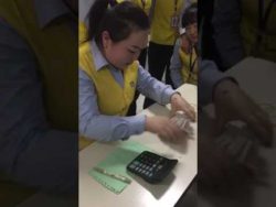 Frauen zählen bündelweise Geldscheine frauen zaehlen buendelweise geld