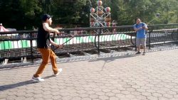 fremde selfie sticks abschneiden