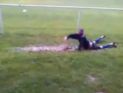 Fußballer beim Schwimmtraining fussballer beim schwimmtraining