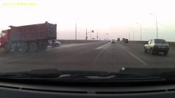 fussgaenger mitten im verkehrsun