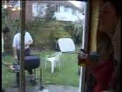 gast geht durch glasscheibe