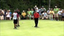 Golfer zeigt wie es geht golfer zeigt wie es geht