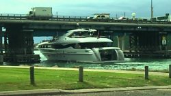 Großes Schiff und kleine Brücke grosses schiff und kleine brueck