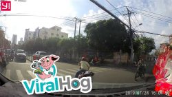 handy am ohr vom rollerfahrer