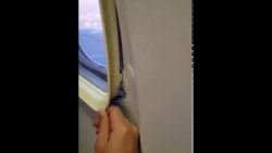 im flugzeug ist das fenster kapu
