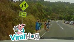 Immer schauen, wenn man über die Straße geht immer schauen wenn man ueber die