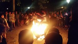 In das Lagerfeuer springen in das lagerfeuer springen