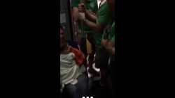 Irische Fans singen einem Baby ein Schlaflieder irische fans singen einem baby e