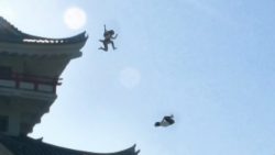 Japanische Schulmädchen - Akrobatischer Lauf durch die Stadt japanische schulmaedchen akrobat