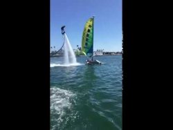 jetboarder richtet katamaran wie