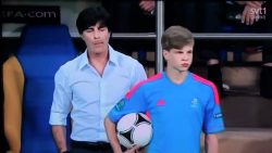 joachim loew schlaegt einem ball