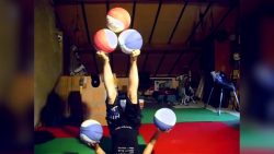 Jonglieren mit den Füßen jonglieren mit den fuessen