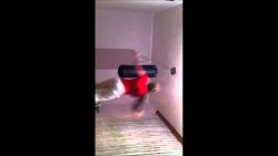 Jugendliche verhaut den Boxsack jugendliche verhaut den