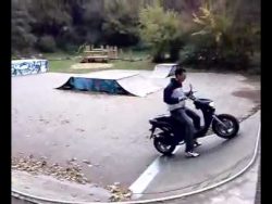 Jugendlicher baut Unfall mit Roller jugendlicher baut unfall mit rol