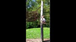 Junge fällt aus den Wolken junge faellt aus den wolken