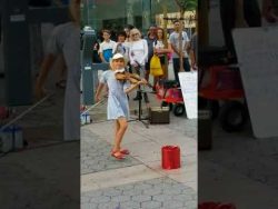 junge geigenspielerin spielt des