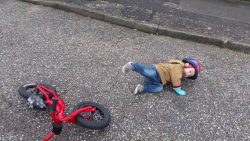 junge hat einen dramatischen fah