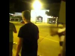 junge rennt gegen schild