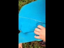 junge sitzt mit dem hintern im a