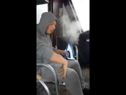 junge spielt mit buegeleisen ren