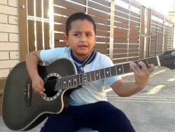 junge spielt nothing else matter