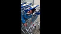 junge wird in einkaufswagen eing