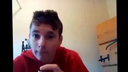 junge zuendet sich die haare an