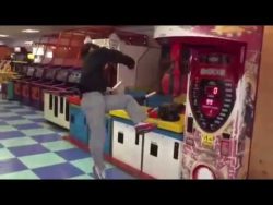 Kampfsportler tritt gegen Boxautomat kampfsportler tritt gegen