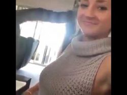 katze beisst frau in die brust