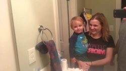 Kind entdeckt seine Augenbrauen kind entdeckt seine augenbrauen