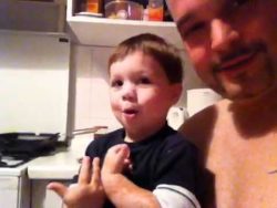 Kind rülpst mit Papa kind ruelpst mit papa