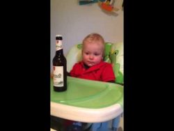 kind weint weil sein vater das b