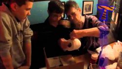 kinder freuen sich ueber ihre ge