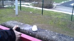 kinder zuenden schnee an