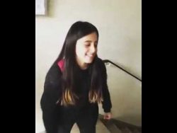 kleiner bruder erschrickt seine