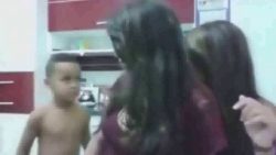 Kleiner Bruder schlägt Schwester kleiner bruder schlaegt schweste