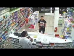 kleiner junge klaut geld in der