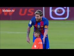 Kleiner Junge klebt an Fusballer Messi kleiner junge klebt an fusballer