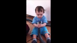 kleiner junge laesst sich die li