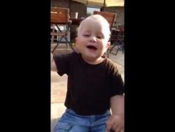 kleiner junge sagt moin