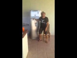 kleiner mann in kuehlschrank