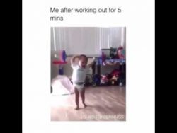 kleines kind traegt gewicht und