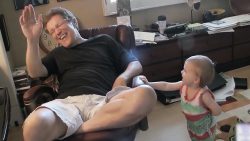 kleines kind und papa unterhalte