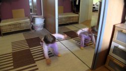 Kleines Mädchen hat jede Menge Spaß am Spiegel kleines maedchen hat jede menge