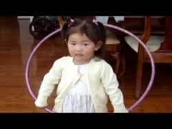 kleines maedchen macht hula hoop
