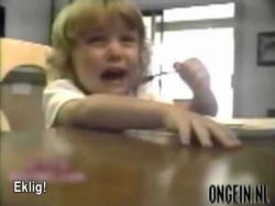 Kleinkind rastet aus wegen einer Erbse kleinkind rastet aus wegen einer